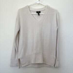 Jones NY Signature V-Neck Sweater Ivory M Textured Ribbed Hem Cozycore Classic